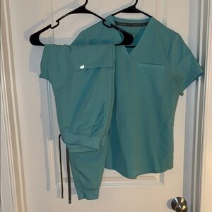 Fabletics Scrub Set
